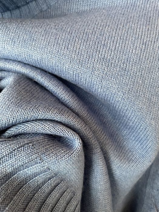 Bluza 55% mătase, 45% cașmir, mărime M, culoare albastru