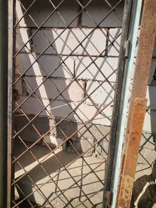 Vand 2 porti garaj cornier + usa grilaj din fier beton