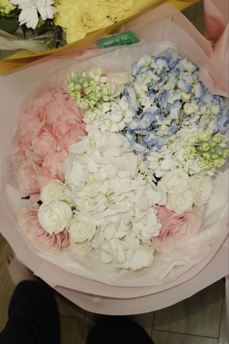 4 свежих букета роз.