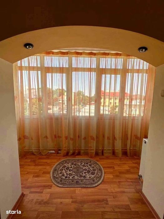De vanzare apartament 3 camere, 2 balcoane, zona Roman Voda 71900euro