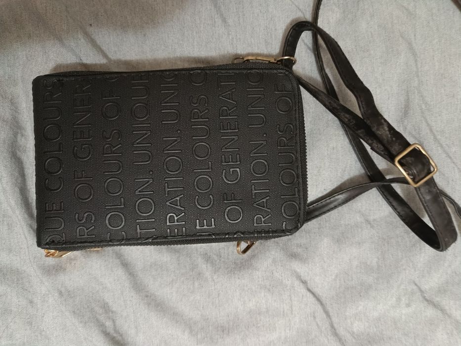 Дамска черна чанта за телефон през рамо – с много отделения