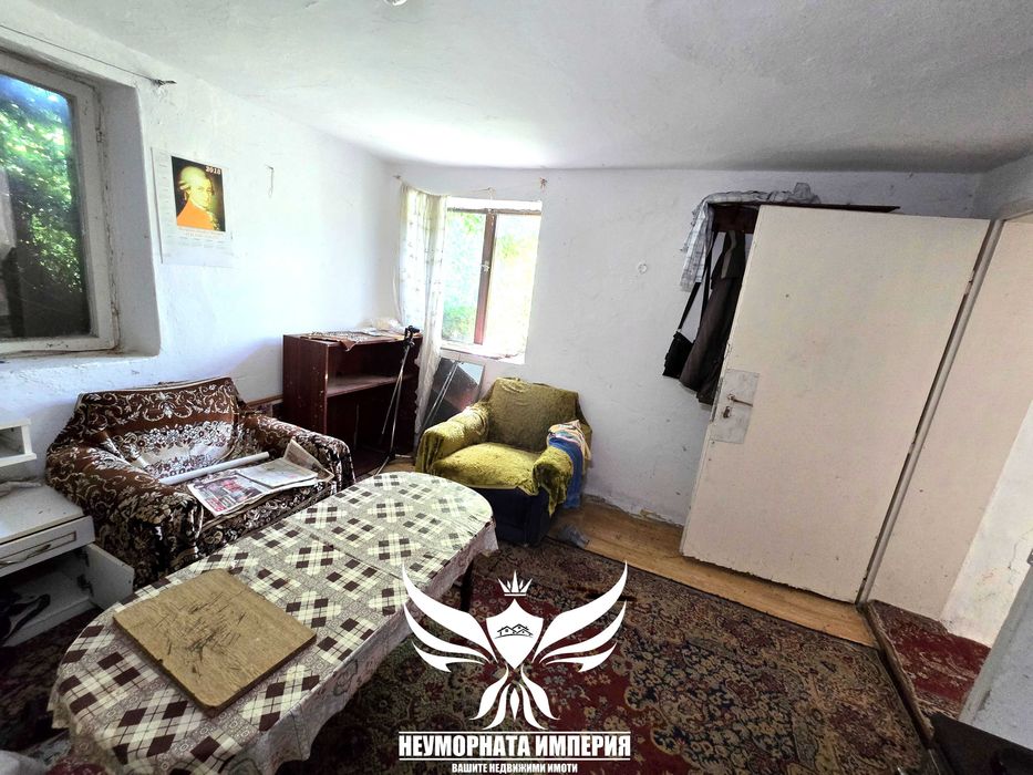 Продавам двуетажна къща 160РЗП и селскостопанска сграда 50кв.м. с широк двор 850кв.м. в с.Тополово