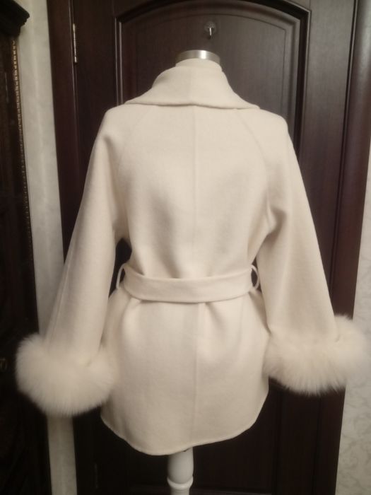 Полупальто с поясом.