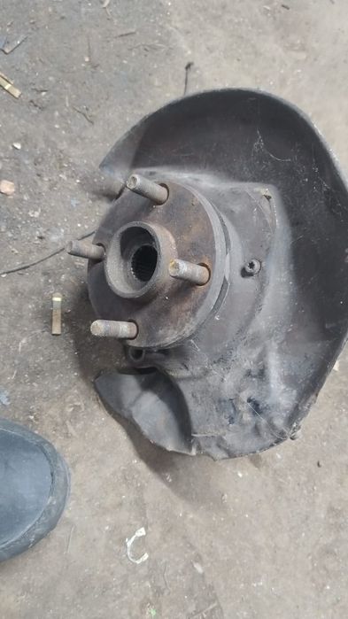 Продам ступицу левая с цапфай в сборе
