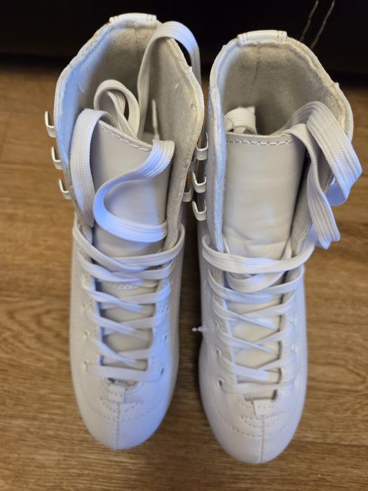 Продам фигурные коньки 35 размер