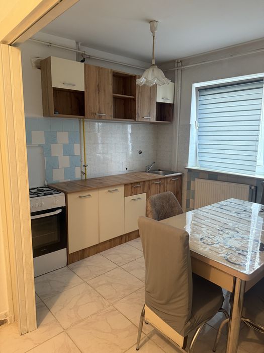 Inchiriez apartament zona Garii