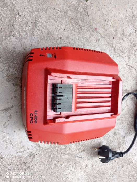 Vând încărcător și acumulator hilti