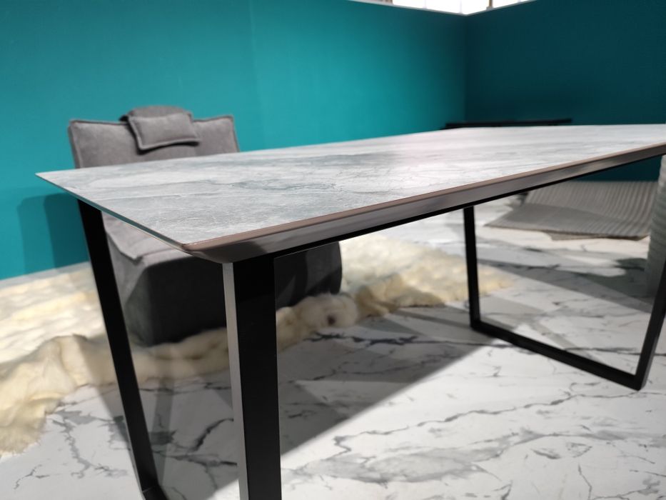 Jurnalniy stolik va stollar utalshonkali ideal holatda