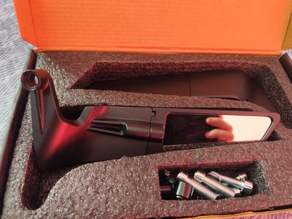 Vând oglinzi moto .