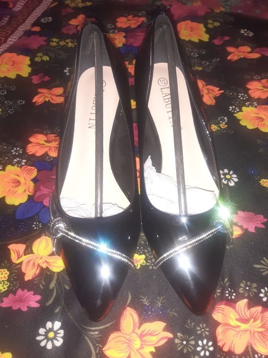 Yangi tufli karopkasi bilan