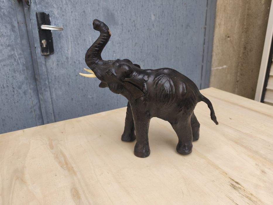 Кожена фигурка / статуетка на слон
