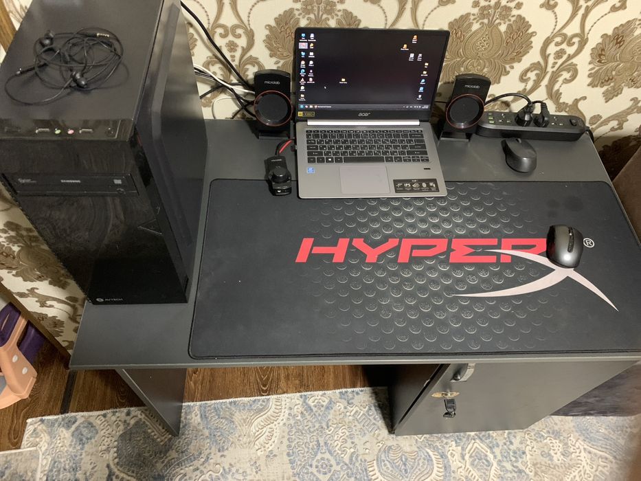 Письменный стол ( комютерный стол) и пуфик