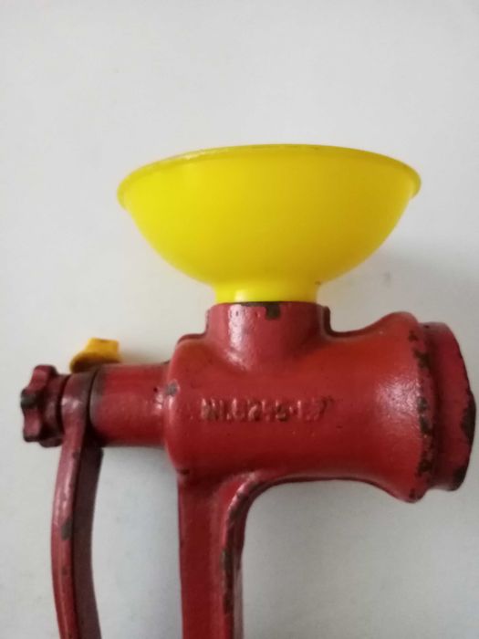 Ретро мелничка за чер пипер, мелничка за орехи и ядки.