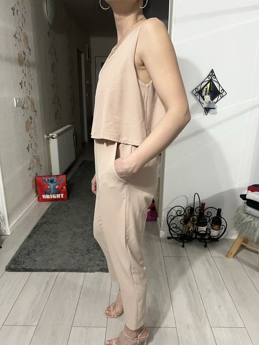 Salopeta cu pantaloni crem nude