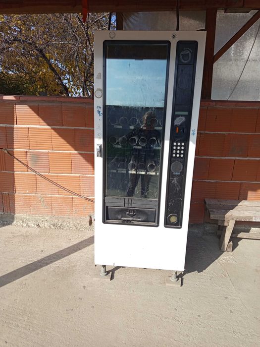 Вендинг машина за пакетирани стоки и безалкохолни