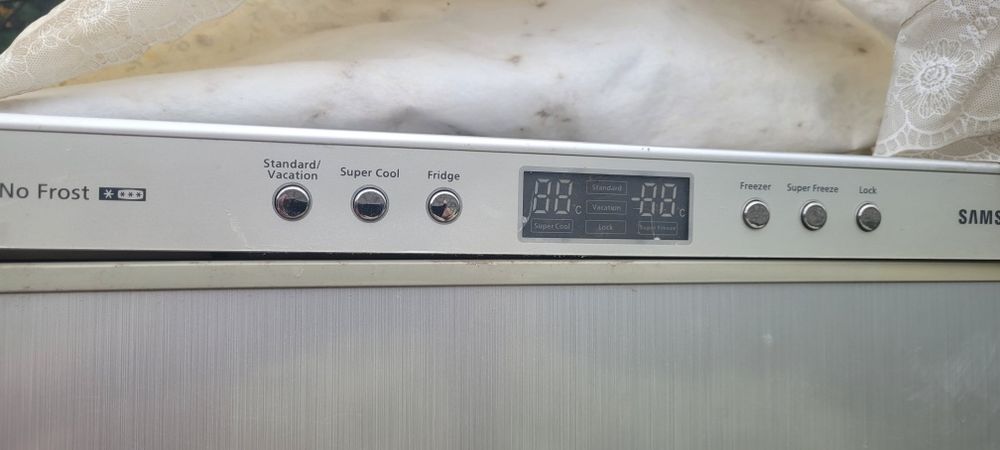 Холодильник работает морозилка