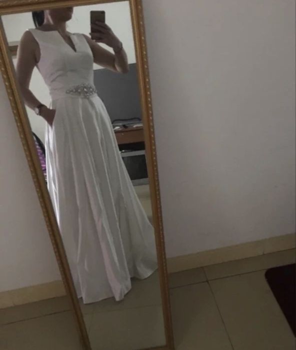 Продам белое платье новое