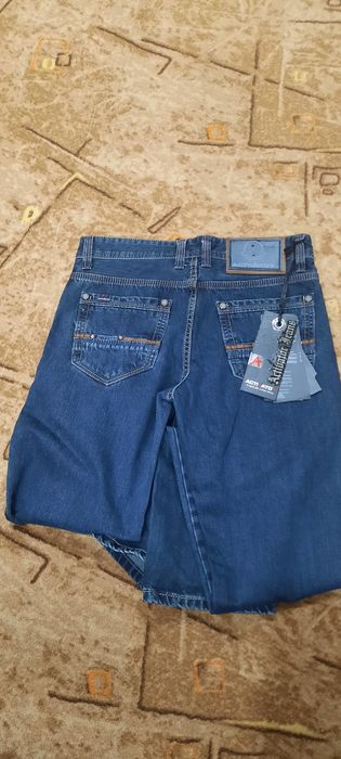 Продам джинсы подростковые на мальчика