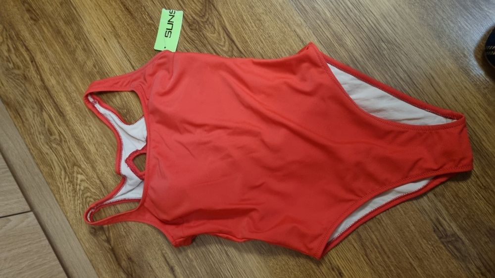 Нов бански с етикет в цвят малина размер XS