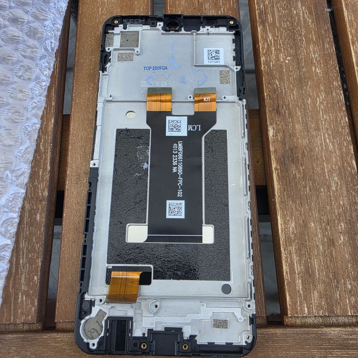 Чисто нов, неизползван LCD дисплей в комплект с тъчскрийн и средна рамка за мобилен телефон ZTE Blade V40 Design.