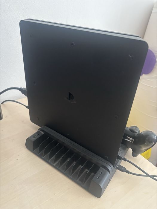 Vand PS 4 Slim cu statie de incarcare, capacitate 1 TB