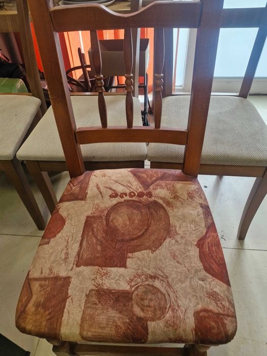 Продават се дървени трапезни  столове