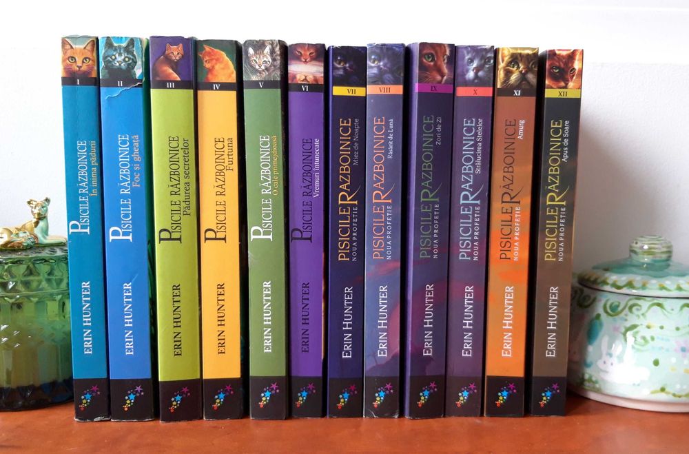 12 volume din seria " Pisicile războinice"