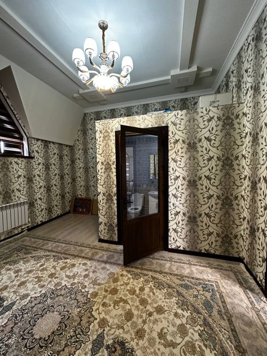 3-қаватли кирпичдан қилинган уй мебел ва техникалар билан сотилади.