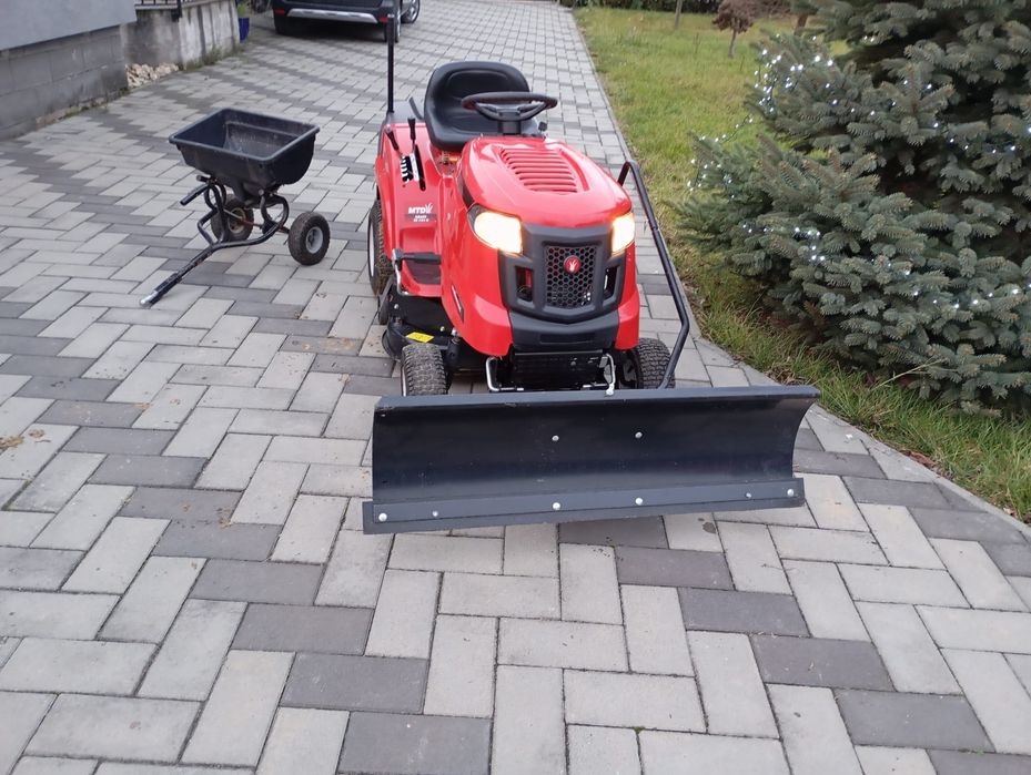 Tractoras tuns iarba gazon