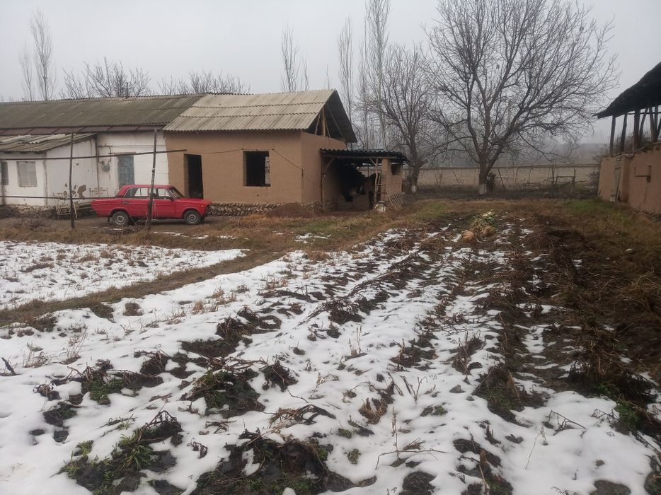 Uy sotiladi yer maydoni 15 sotix yonida 14 sotix uchaskasi bor