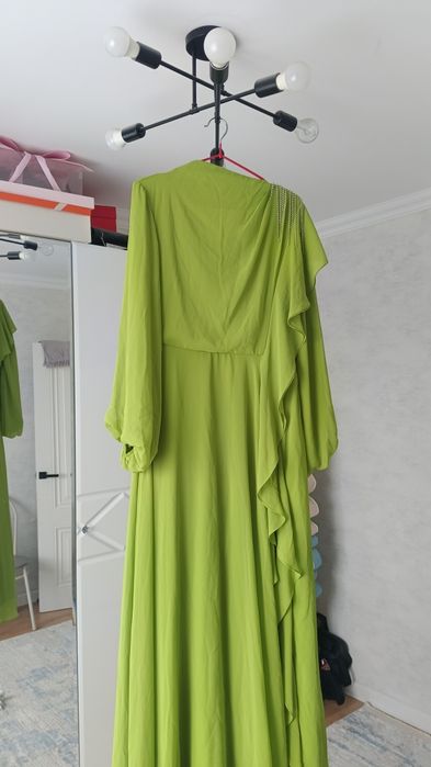 Продам 2 платья новые. Ни разу не одевались.