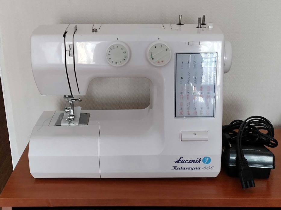 Шевна машина LUCZNIK Katarzyna 444, 42 програми, 700 имп/мин, Бяла