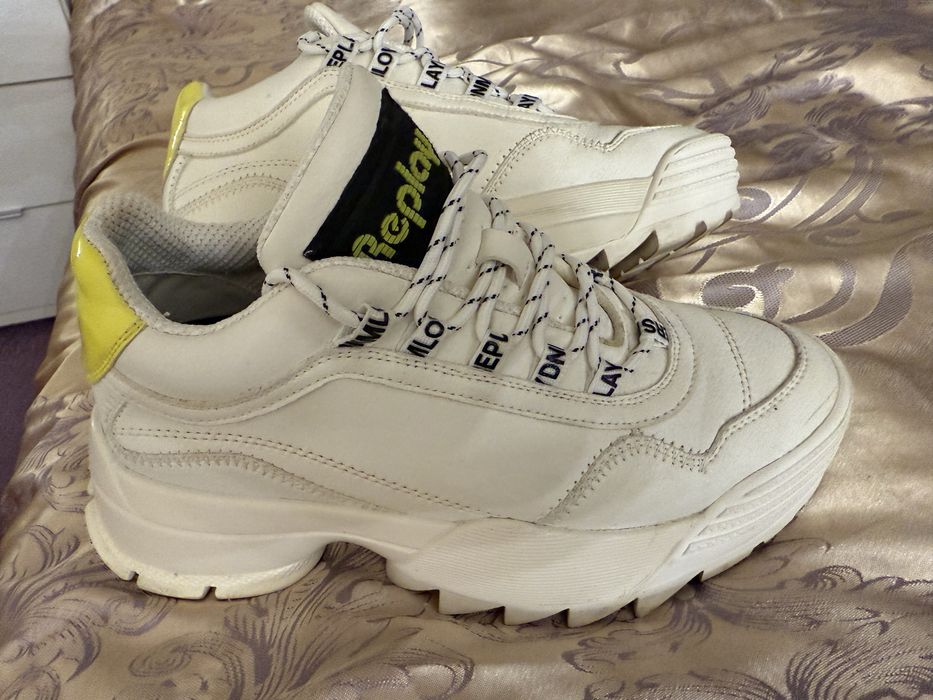 Sneakers Replay.