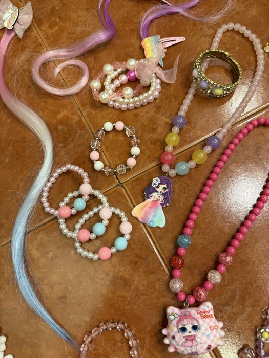 Детские заколки , браслеты , бусики .