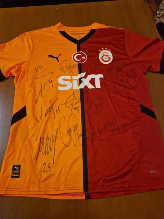 Фланелка с подпис от всеки един играч от галатасарай сезон 23/24