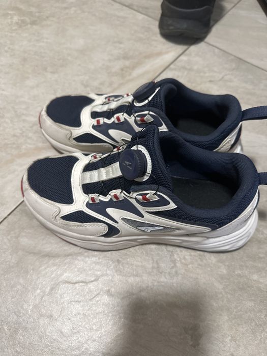 Кроссовки спортивные