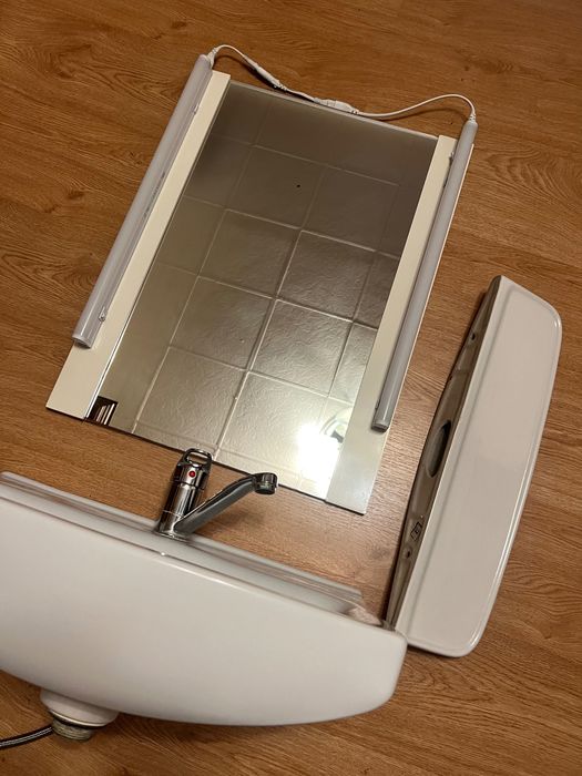 Set baie mobilier baie, oglindă, neoane etajeră și chiuvetă cu robinet