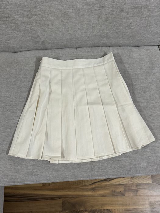 Бяла разкроена пола