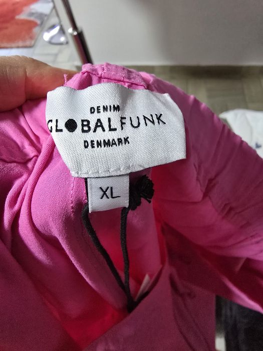 Pantaloni dama fucsia cu buzunare laterale si pe picior