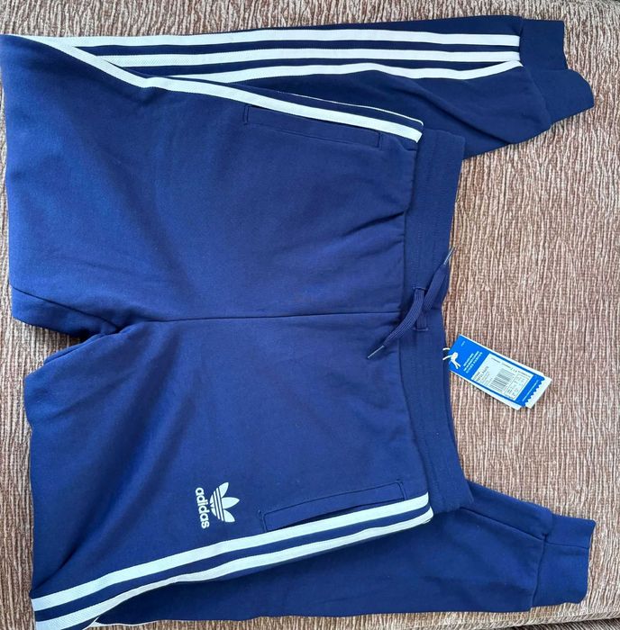 Спортно долнище / Чисто нов с етикет / Aнцуг ADIDAS ORIGINAL / Оригинален / Аутлет / Размер М за ръст 176 см 70 кг / Мъжки / Navy Blue / Син