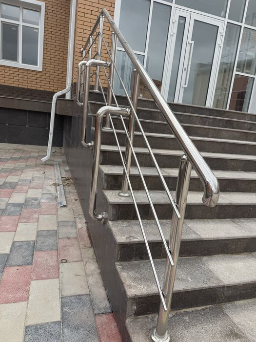 Перила из нержавеющей стали.