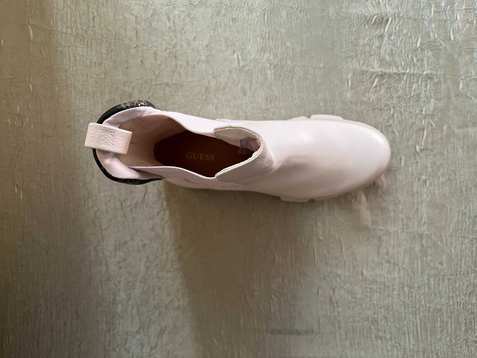 НОВИ дамски боти GUESS