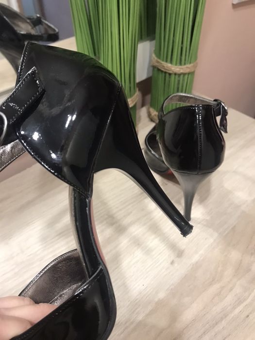 Черни, лачени обувки