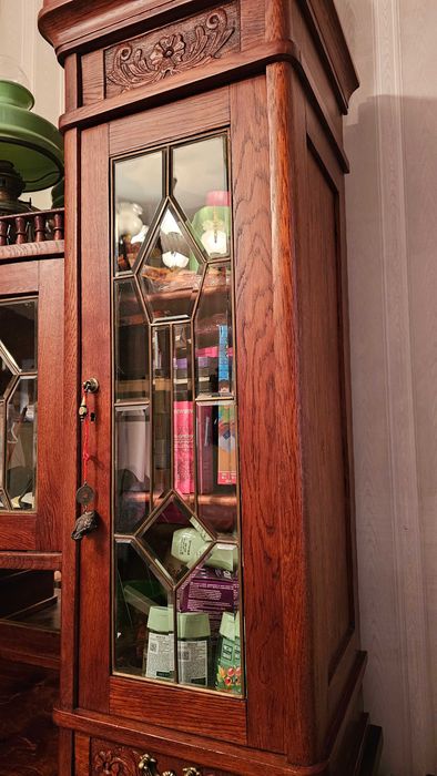 Продам старинный буфет начала 20в. в хорошем состоянии. Самовывоз.