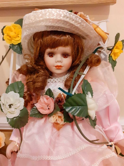 Порцеланова кукла на люлка