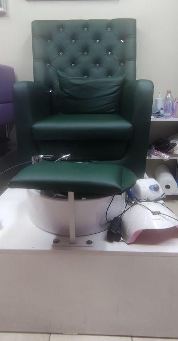 Продам маникюрный стол со стульями