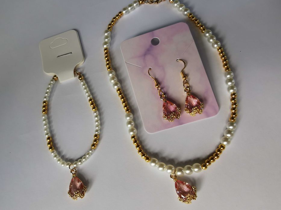 Ръчно изработени комплекти от три  части.