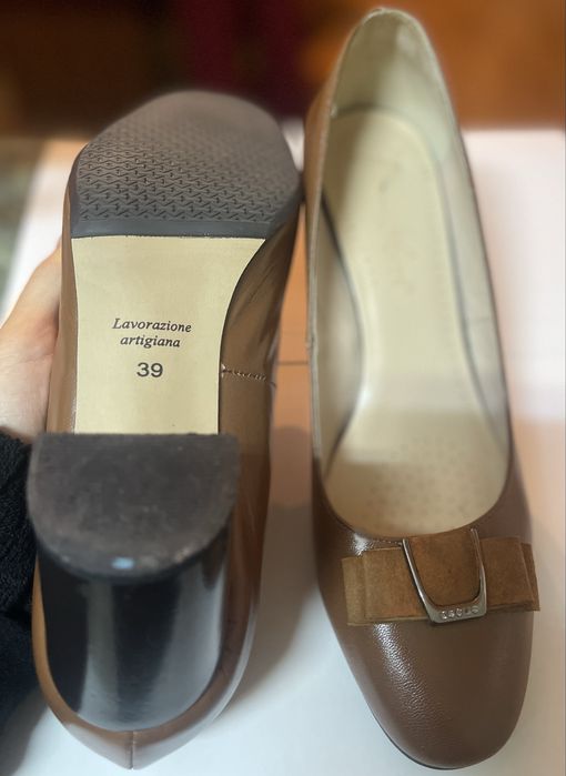 Кафяви обувки на ток