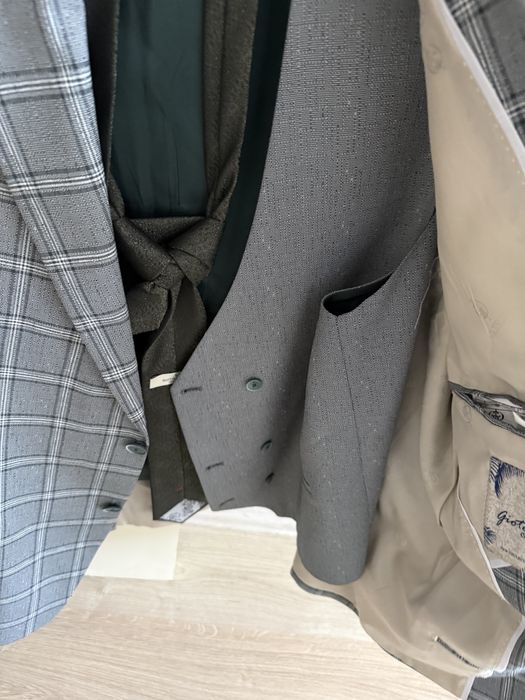 Мужской костюм серый