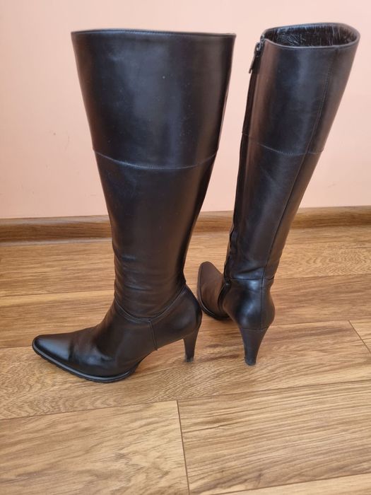 Продавам черни кожени ботуши на фирмата Max Mara